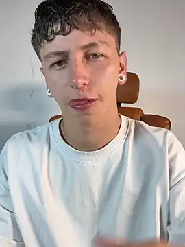 Snapshot of ARON_LUXX chatting on March 2026 03:12:02 PM ARON LUXX online show from March 2026 03:12:02 PM