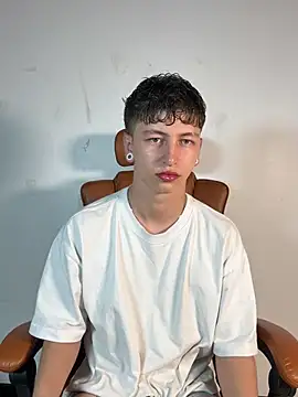 Snapshot of ARON_LUXX chatting on April 2026 02:03:02 PM ARON LUXX online show from April 2026 02:03:02 PM