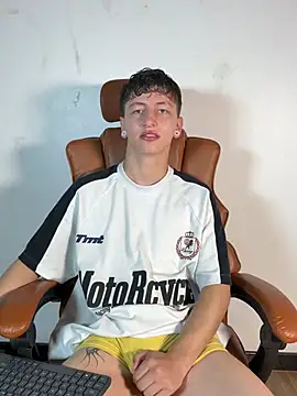 Snapshot of ARON_LUXX chatting on April 2026 02:36:01 PM ARON LUXX online show from April 2026 02:36:01 PM