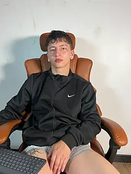 Snapshot of ARON_LUXX chatting on April 2026 02:39:02 PM ARON LUXX online show from April 2026 02:39:02 PM