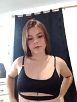 Snapshot of EmiNavarro chatting on June 2026 03:25:01 AM EmiNavarro online show from June 2026 03:25:01 AM