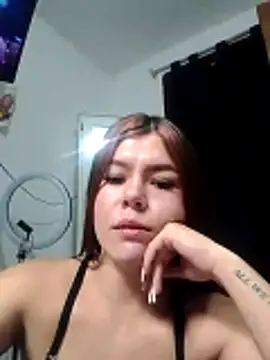 Snapshot of EmiNavarro chatting on June 2026 06:27:01 PM EmiNavarro online show from June 2026 06:27:01 PM