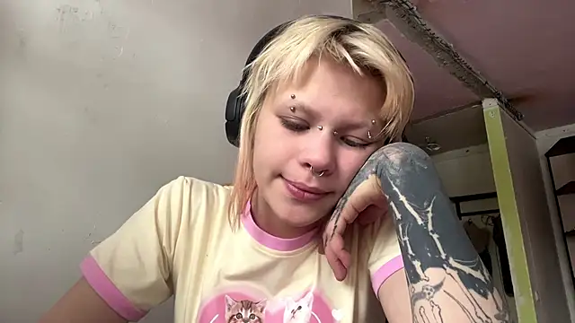 Snapshot of MeowMixer chatting on February 2026 09:13:01 AM MeowMixer online show from February 2026 09:13:01 AM