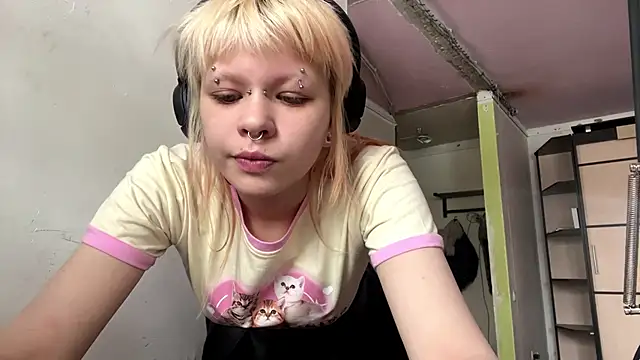 Snapshot of MeowMixer chatting on February 2026 09:13:01 AM MeowMixer online show from February 2026 09:13:01 AM