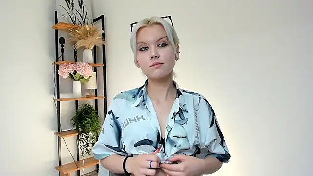GoldenLenarz online show from June 2026 11:04:01 AM
