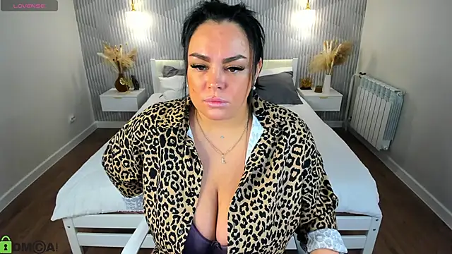 Snapshot of adele_crown chatting on February 2026 01:04:01 AM adele crown online show from February 2026 01:04:01 AM