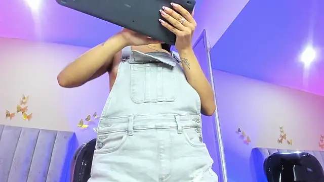 Snapshot of Emma_Hearts chatting on February 2026 04:02:01 AM Emma Hearts online show from February 2026 04:02:01 AM