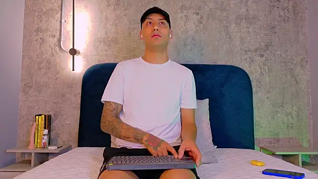 TommyBlue  online show from February 2026 06:28:01 PM