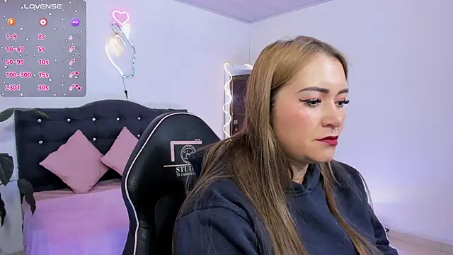 LUNAKITTY TAY online show from May 2026 11:49:02 AM