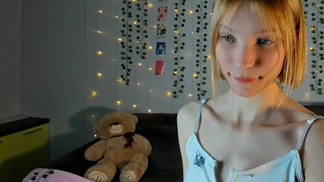 Snapshot of Kiracute18 chatting on February 2026 09:35:01 PM Kiracute18 online show from February 2026 09:35:01 PM