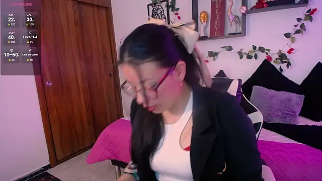 Snapshot of QueenRose94 chatting on February 2026 01:07:02 PM QueenRose94 online show from February 2026 01:07:02 PM