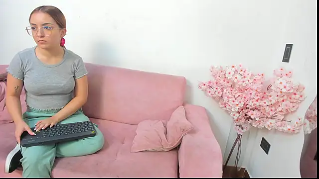 Kitty f00x online show from July 2026 01:04:01 PM