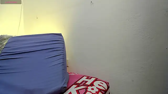 MiaEvans0 online show from May 2026 07:00:01 PM