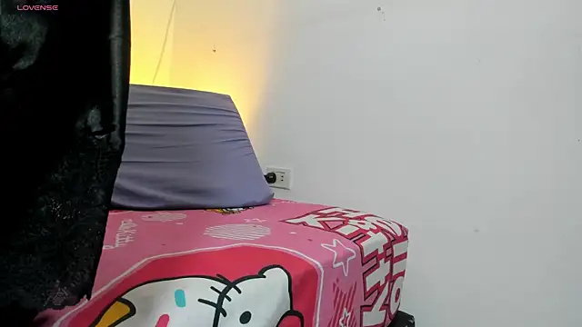 MiaEvans0 online show from May 2026 07:00:02 PM