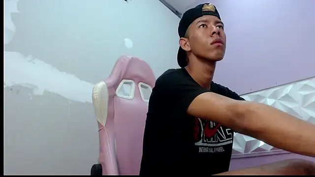 Snapshot of Taylerr_19 chatting on February 2026 01:44:02 PM Taylerr 19 online show from February 2026 01:44:02 PM