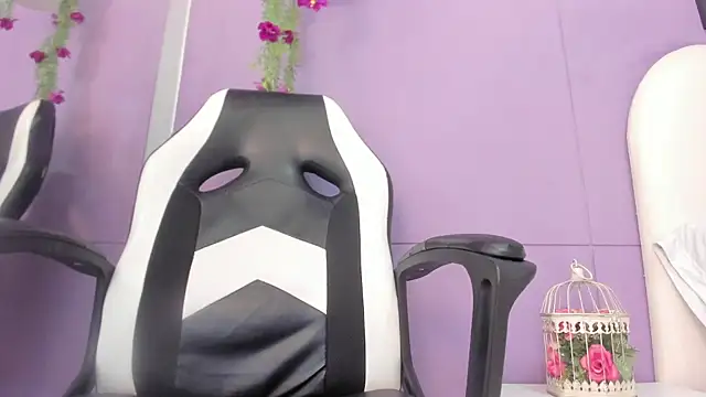 luna bradley  online show from February 2026 12:25:01 PM