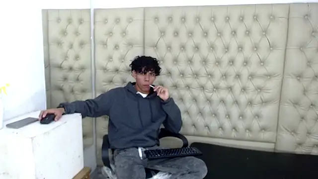 Snapshot of DaviidBuckx_ chatting on February 2026 01:59:01 PM DaviidBuckx online show from February 2026 01:59:01 PM