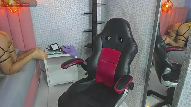 KAROLAGREY online show from April 2026 12:52:02 PM