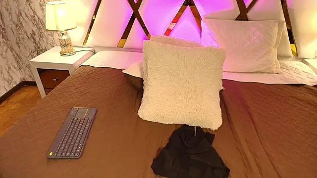 Annie Thompson  online show from March 2026 03:08:01 AM