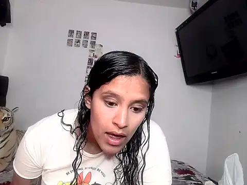 Snapshot of luna_E chatting on February 2026 01:07:02 PM luna E online show from February 2026 01:07:02 PM