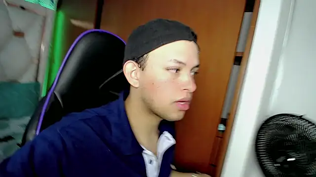 Snapshot of Top_and_bottom chatting on February 2026 08:09:02 PM Top and bottom online show from February 2026 08:09:02 PM