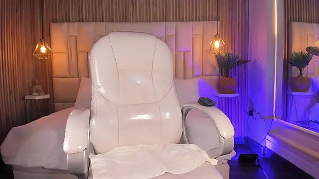 Snapshot of KittyLyne_ chatting on February 2026 12:33:02 PM KittyLyne online show from February 2026 12:33:02 PM