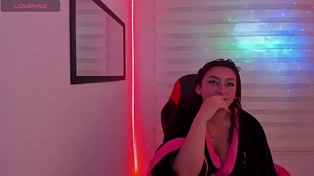 Snapshot of Emily_Jonesh chatting on February 2026 01:29:02 PM Emily Jonesh online show from February 2026 01:29:02 PM