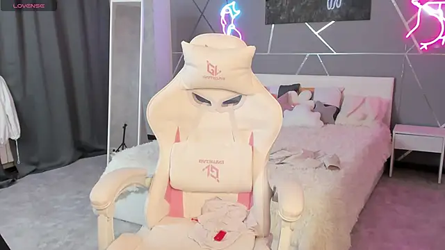 naomi reiss online show from June 2026 02:14:02 AM