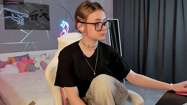 Snapshot of naomi_reiss chatting on July 2026 01:41:02 AM naomi reiss online show from July 2026 01:41:02 AM