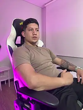 Snapshot of _robertobaggioo chatting on February 2026 05:37:02 AM robertobaggioo online show from February 2026 05:37:02 AM