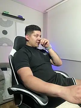 Snapshot of _robertobaggioo chatting on February 2026 09:21:02 AM robertobaggioo online show from February 2026 09:21:02 AM