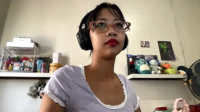 Snapshot of GloryKulikowski chatting on February 2026 01:03:01 AM GloryKulikowski online show from February 2026 01:03:01 AM