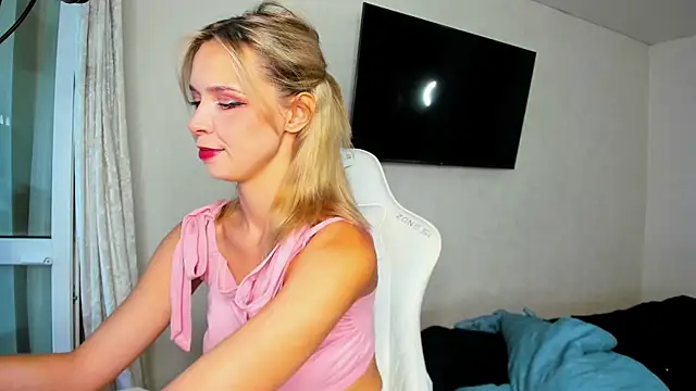 Snapshot of GlitchyDolly chatting on August 2026 02:47:02 AM GlitchyDolly online show from August 2026 02:47:02 AM