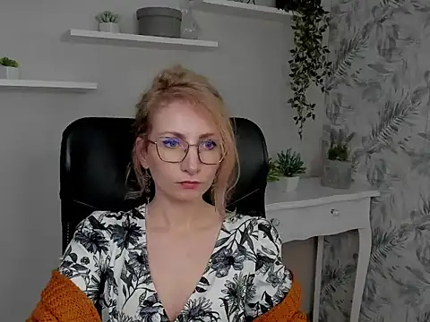 Snapshot of CinderellaMoon chatting on February 2026 06:53:01 AM CinderellaMoon online show from February 2026 06:53:01 AM