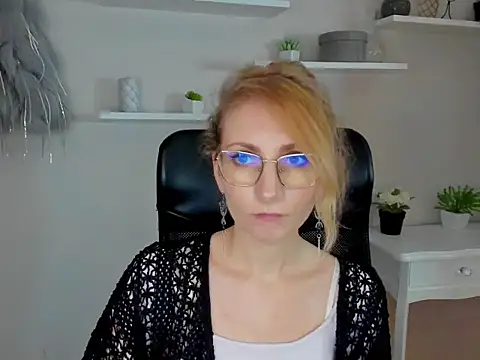 Snapshot of CinderellaMoon chatting on February 2026 06:34:02 AM CinderellaMoon online show from February 2026 06:34:02 AM