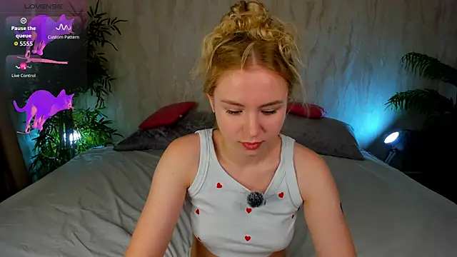 Snapshot of Linda__Bloom chatting on June 2026 12:44:02 AM Linda Bloom online show from June 2026 12:44:02 AM