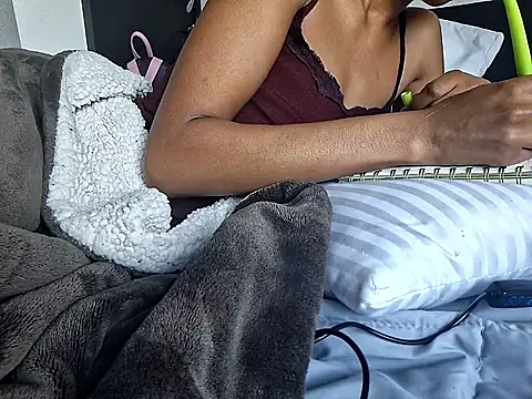 Cinnamonbunn online show from February 2026 06:18:01 PM