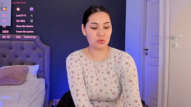 Snapshot of Lina_Loon chatting on April 2026 11:30:02 AM Lina Loon online show from April 2026 11:30:02 AM