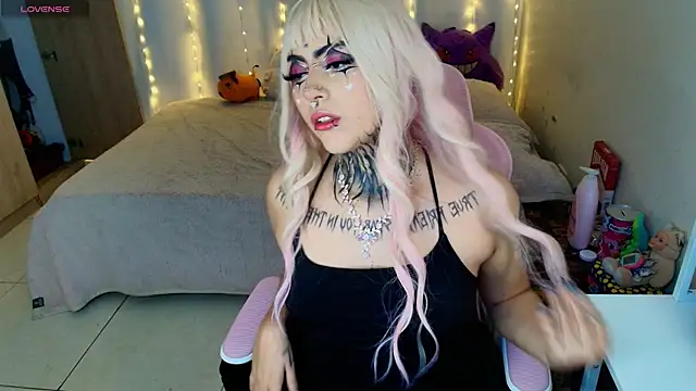 Snapshot of maliciaXpoison chatting on April 2026 11:42:02 PM maliciaXpoison online show from April 2026 11:42:02 PM