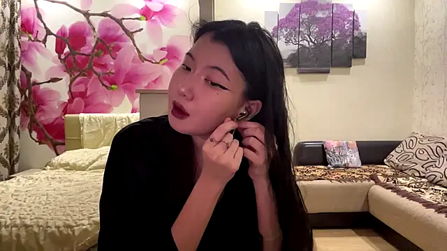 MaeRaads online show from April 2026 06:05:01 PM