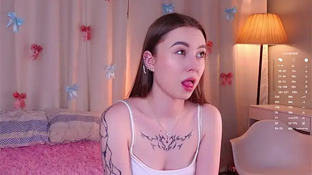 LorileeRuetz online show from April 2026 05:49:01 PM