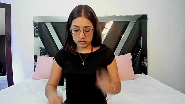 Mia Iron online show from May 2026 01:06:01 PM