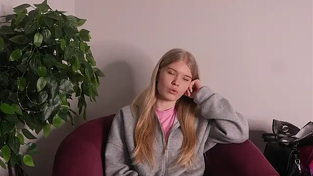 Snapshot of MelanyRuch chatting on February 2026 05:26:01 AM MelanyRuch online show from February 2026 05:26:01 AM