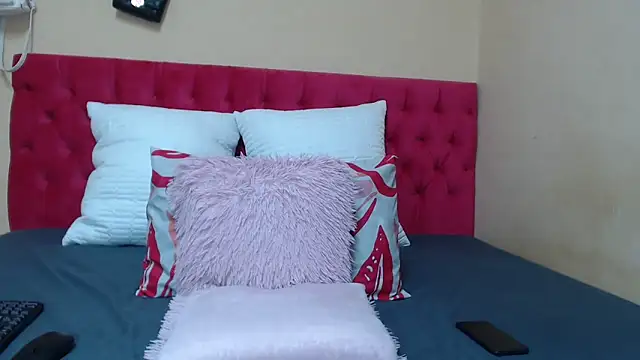 HornyLilHoney online show from April 2026 04:01:01 AM