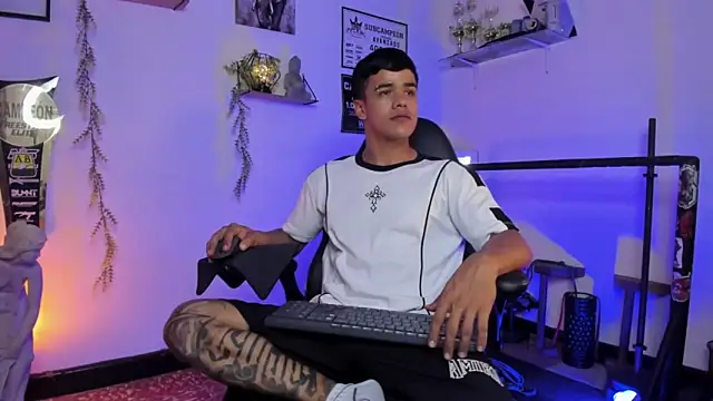 Snapshot of Rob_zaens33 chatting on February 2026 03:11:02 PM Rob zaens33 online show from February 2026 03:11:02 PM