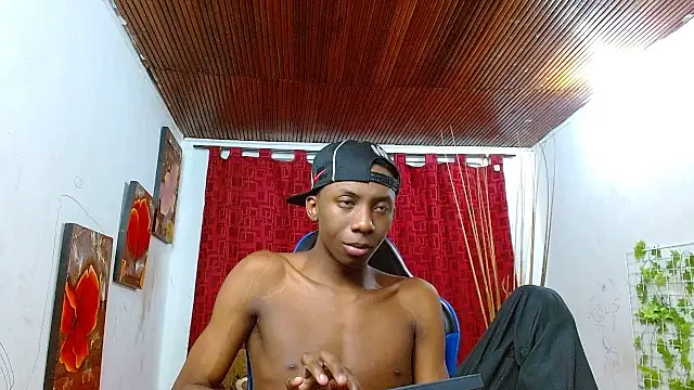 Snapshot of milo018 chatting on July 2026 06:25:01 PM milo018 online show from July 2026 06:25:01 PM