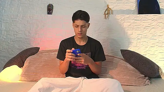 Eliassalvatore  online show from April 2026 07:41:01 PM