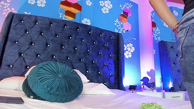 laurasmith  online show from May 2026 12:32:02 PM
