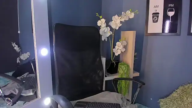 Snapshot of EmiilyRousee chatting on April 2026 03:22:01 AM EmiilyRousee online show from April 2026 03:22:01 AM