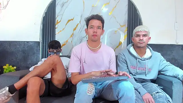 Snapshot of Latins_on_fire chatting on February 2026 08:07:01 PM Latins on fire online show from February 2026 08:07:01 PM